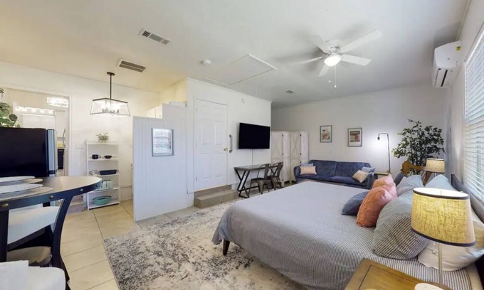 La Brisa Apartment | Cheerful & Charming Studio Apartment ~ 4 miles to Texas A&M and Expo Center