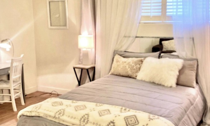 Mesa House | Delightful Cottage with Ocean Views in Temple Neighborhood