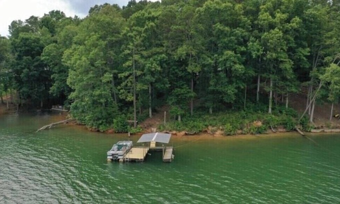 Fair Play Cottage | Delightful Lakefront Cottage with Covered Dock & Pool
