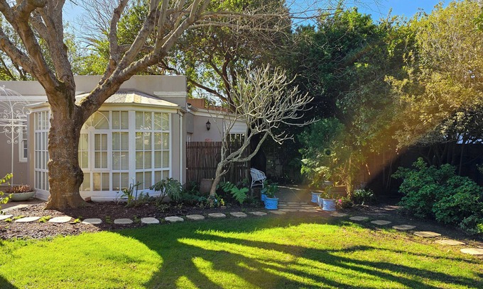 Claremont Apartment | Cheerful cottage set in beautiful garden