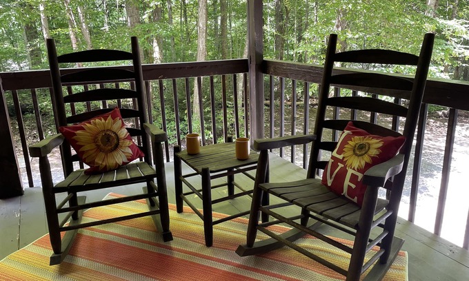 Cosby Cabin | Delightful 2BD/2BA Cabin with Ocean View & Breakfast
