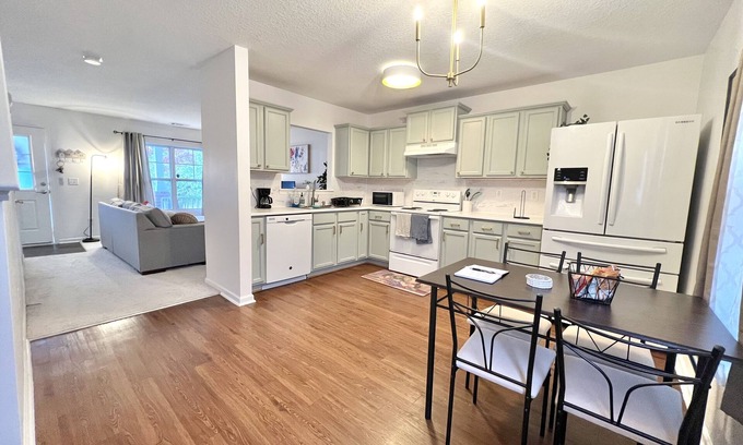Paw Creek House | Cozy Retreat Near CLT Airport with Ocean View & Breakfast