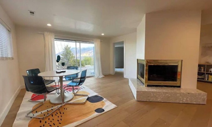 Granite Ridge House | Vibrant Designer Condo with City & Mountain Views