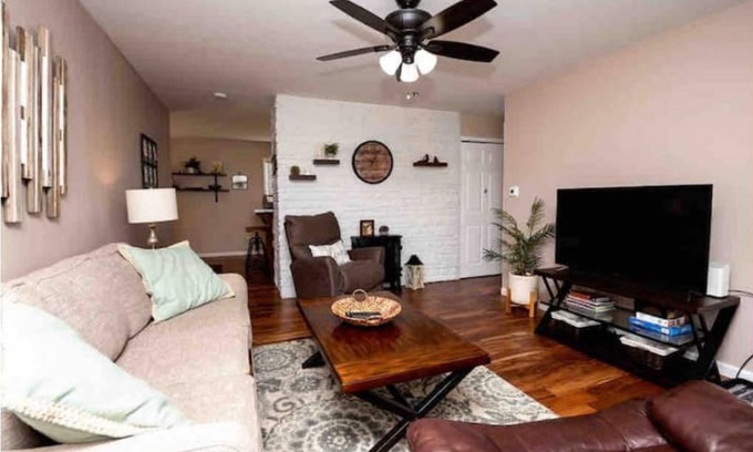 Niles House | Delightful Niles Home - Steps from Notre Dame & Family-Friendly