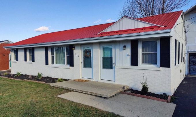 Campbellsville House | Cozy Family Retreat in Central Kentucky with Great Amenities