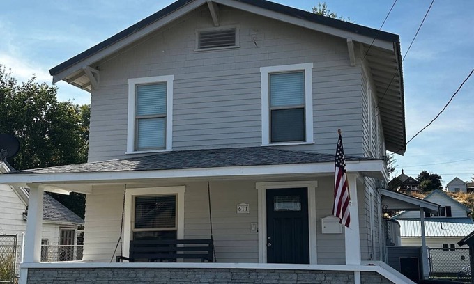 Pendleton House | Welcoming Home with Front Porch Swing and Breakfast Included