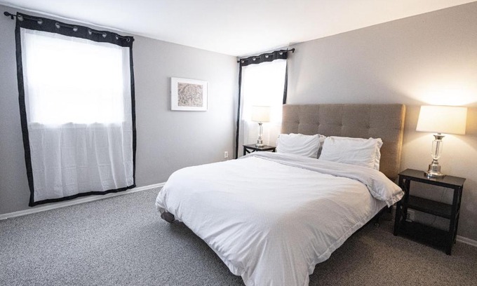 Charlotte House | Bright Home with Free Parking and WiFi - Rated 8.7/10