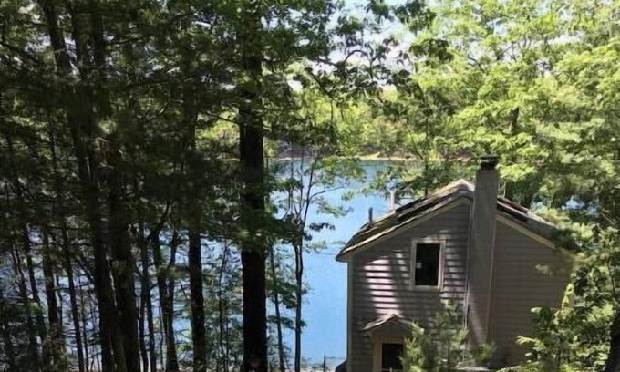 Concord Cottage | Cheerful lake-front cottage