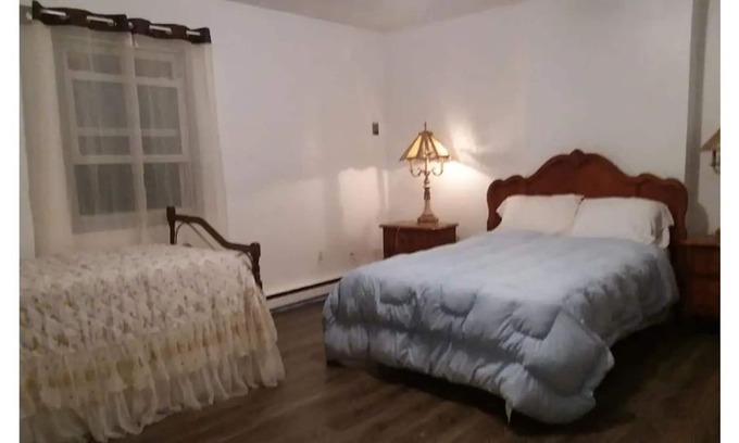 New Kingston Cottage | Inviting Mountain Duplex with Ocean View & Family Amenities