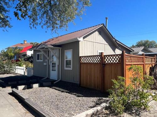 Montrose House | Delightful Pet-Friendly Bungalow in the Heart of Town