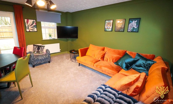 Huntingdon House | Bright Queens Quarters with Ocean View & Family Amenities