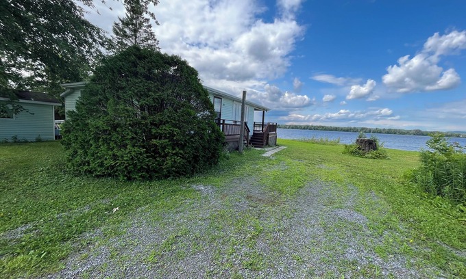 Clarence-Rockland Cottage | Inviting Riverfront Cottage with Dream Views & Family-Friendly