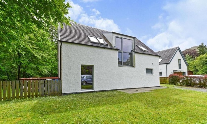 Arrochar House | Delightful 4-Bedroom Cottage with Pet-Friendly Amenities