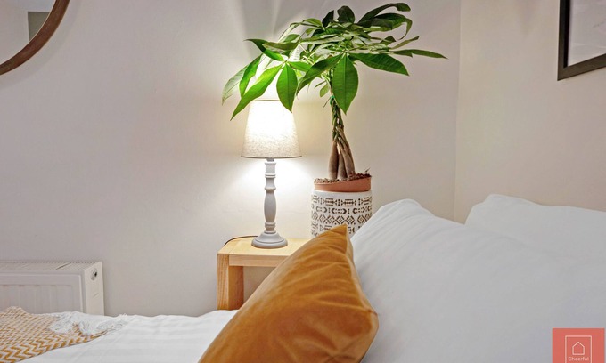 Leith Apartment | Delightful Stays: Cozy Flat with Pet-Friendly Amenities