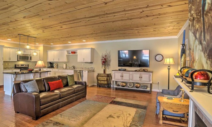 Tiffin House | Bright Tiffin Digs with Family-Friendly Amenities Downtown