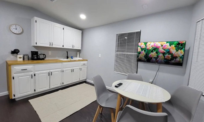 Big Pine Key Cottage | Delightful Tiny House Near Key with Pool & Breakfast