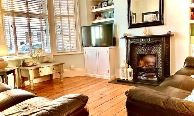 Southend-on-Sea Apartment | Inviting Town House with Ocean View and Infrared Sauna
