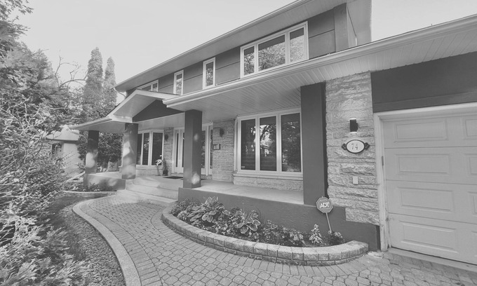 Tuxedo House | Cheerful Tuxedo House with Hot Tub