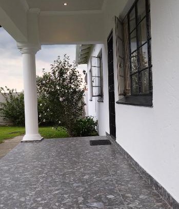 Evander House | Budget-Friendly Cheers Hotel with Breakfast & Kitchen Amenities