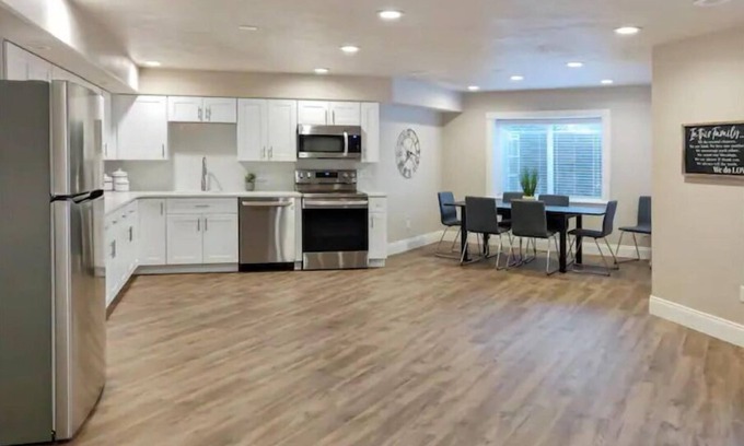 Highland House | Bright Four Bedroom Walkout Basement - Guest Rated 10/10!