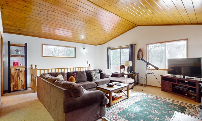 Arrowhead Villas Cabin | Inviting Cabin with Fireplace and Outdoor Space by Lake