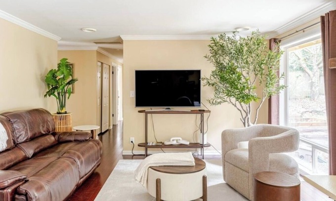 Education Hill House | Chef's Kitchen Retreat Near Downtown & Microsoft - 10/10 Rated