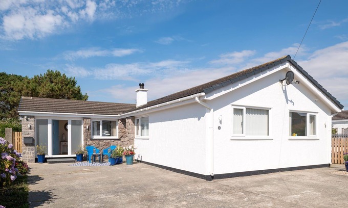Rhosneigr House | Pet-Friendly Chelford: Top-Rated Holiday Home in Rhosneigr
