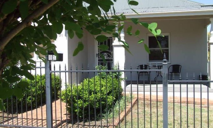 East Tamworth House | Pet-Friendly Chelmsford Cottage with Free WiFi and Breakfast