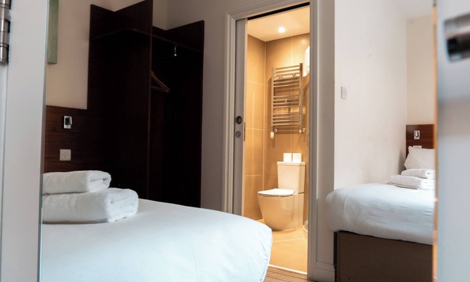 Larkhall House | Comfortable Chelsea Guest House with Spa & Breakfast Options