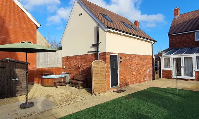 Patchway Apartment | Relaxing Cheltenham Studio Apartment with Private Hot Tub