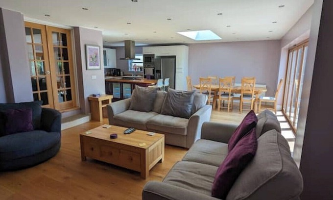 Cheltenham House | Stylish Cheltenham House with Bar, Hot Tub & Pool Access