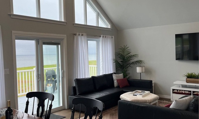 Chelton Cottage | Oceanfront Retreat: Family-Friendly Cottage with Great Views