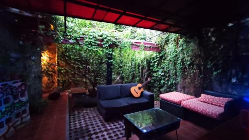 Vicente Lopez House | Relax at Chenille House: Cozy Hostal with Garden & AC