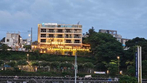 Songsan-dong Hotel | Oceanfront Cheonjiyeon Crystal Harbor 39 Hotel Awaits You