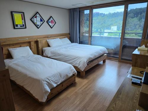 Songsan-dong Hotel | Oceanfront Comfort at Cheonjiyeon Hotel with Breakfast