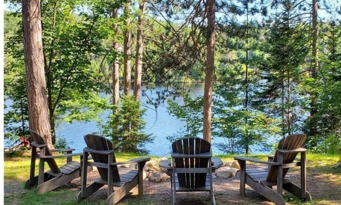 Joly Cottage | Unforgettable Lakeside Retreat: Create Memories in Paradise