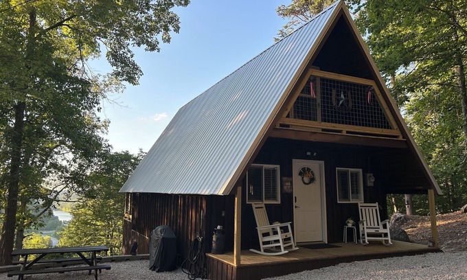 Irvine Cabin | Renovated Cabin with Cliff & Lake Views at Cave Run Lake