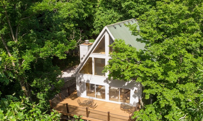 Smithville Ski Chalet | Pet-Friendly Cherokee Hideaway with Scenic Lake Views