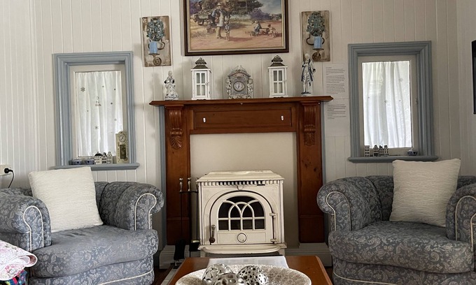 Stanthorpe House | Cherry Blossom Cottage: Spa Retreat with Ocean Views