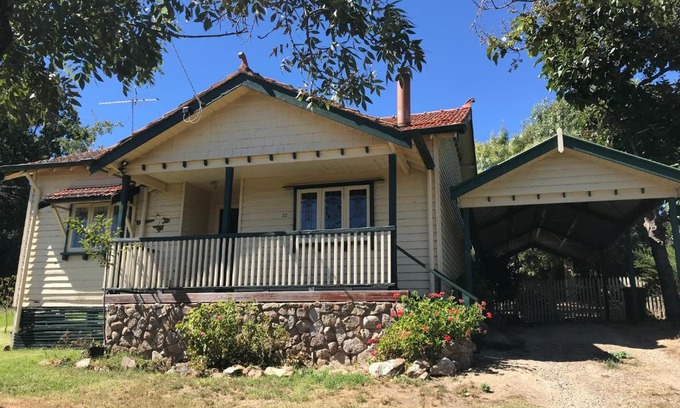 Beechworth House | Pet-Friendly Cherry Blossom Cottage in Beautiful Beechworth