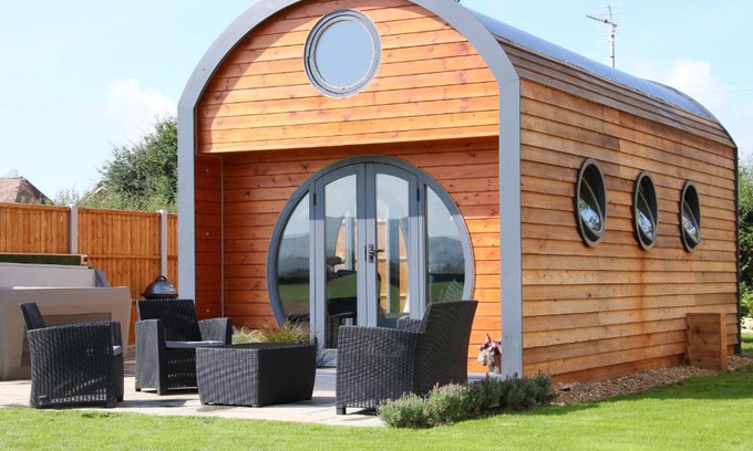 Diddlebury House | Cherry Blossom: 4-Star Family-Friendly Getaway