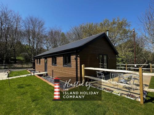 Godshill House | Pet-Friendly Cherry Lodge: Perfect for Families & Guests