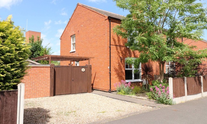 Newark House | Pet-Friendly Cherry Lodge with Garden in Newark-On-Trent