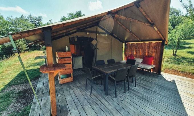 Engravies Cabin | Cozy Cherry Lodge Tent for 8 with Pool & Spa Amenities