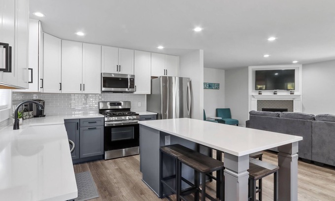 Williams Bay House | Ideal Cherry St Retreat: Walk to Geneva Lake, Sleeps 14