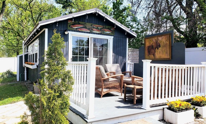 Three Oaks Cottage | Tranquil Cherry Street Guesthouse with Cozy Firepit