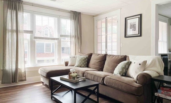 Evansville Apartment | Cozy Cherry Street Retreat: 2BR Apt Near the River