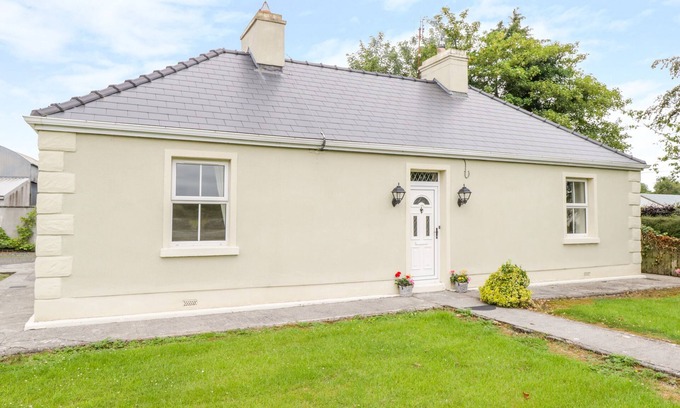 Ballintober Cottage | Family-Friendly Cherry Tree Cottage in Castlebar, Mayo