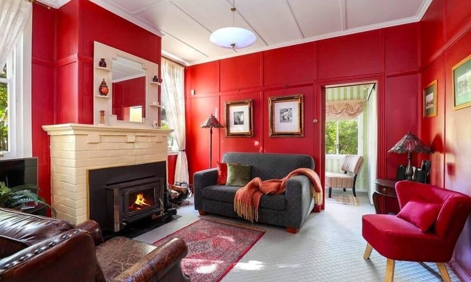 Leura Cottage | Cherry Tree Cottage: Family-Friendly Retreat with Picnic Garden
