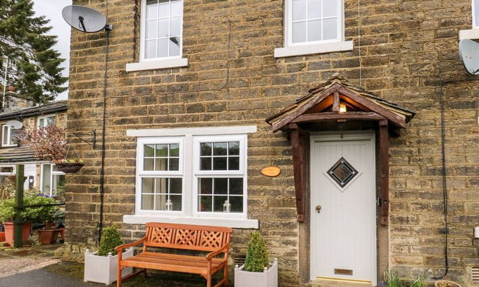 Bingley Cottage | Cherry Tree Cottage: Pet Friendly Getaway with Garden